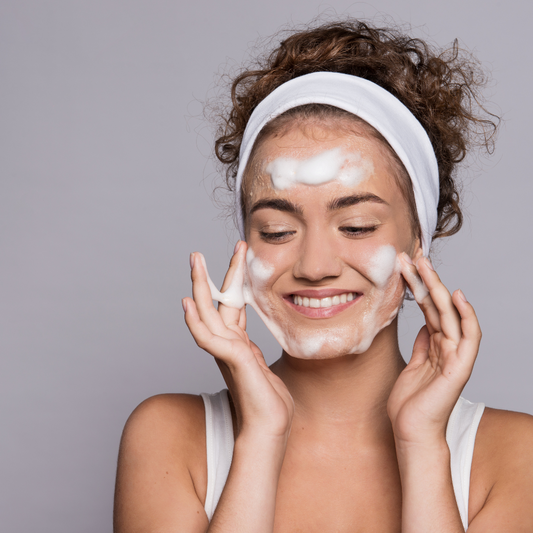Pourquoi nettoyer son visage chaque jour pour préserver l'équilibre et l'éclat de la peau