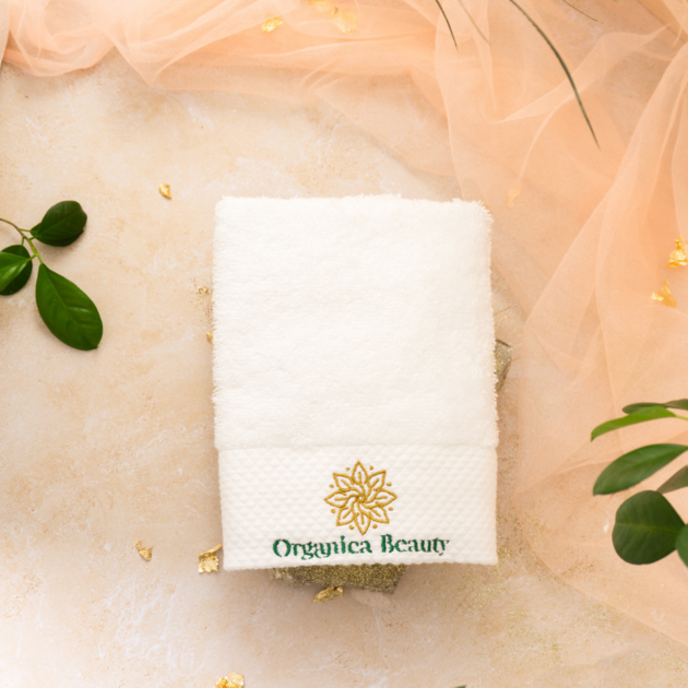 Utilisation de la serviette coton pour sécher le visage en douceur après nettoyage
