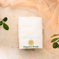 Utilisation de la serviette coton pour sécher le visage en douceur après nettoyage
