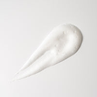 Texture mousseuse onctueuse du nettoyant visage à la nigelle bio et vitamine C