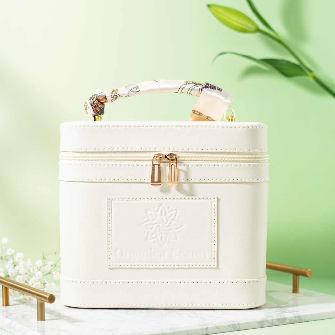 Vanity Organica Beauty en cuir vegan beige avec poignée foulard pour cosmétiques